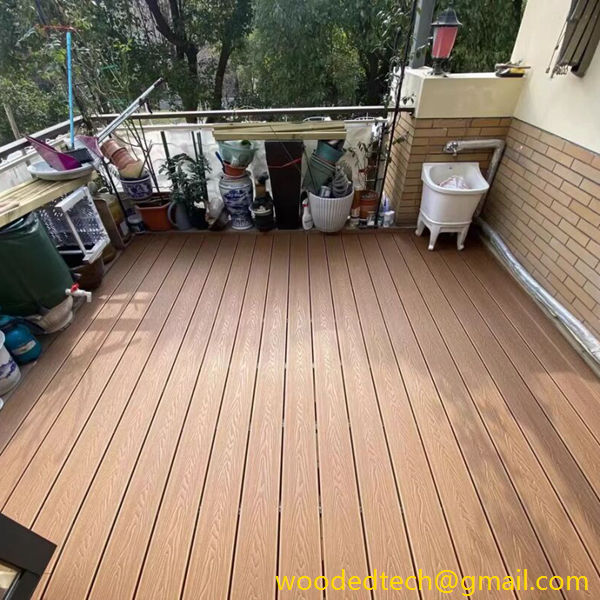 The balcony floor uses eco wpc deck