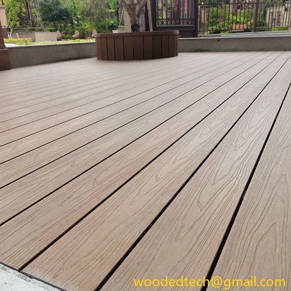 The plastic wood flooring porch is comfortable to walk on barefoot.