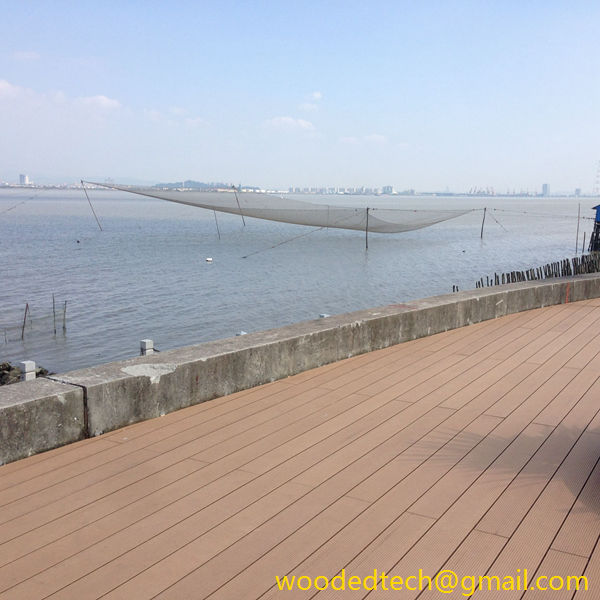 Grooved composite decking has better anti-slip effect