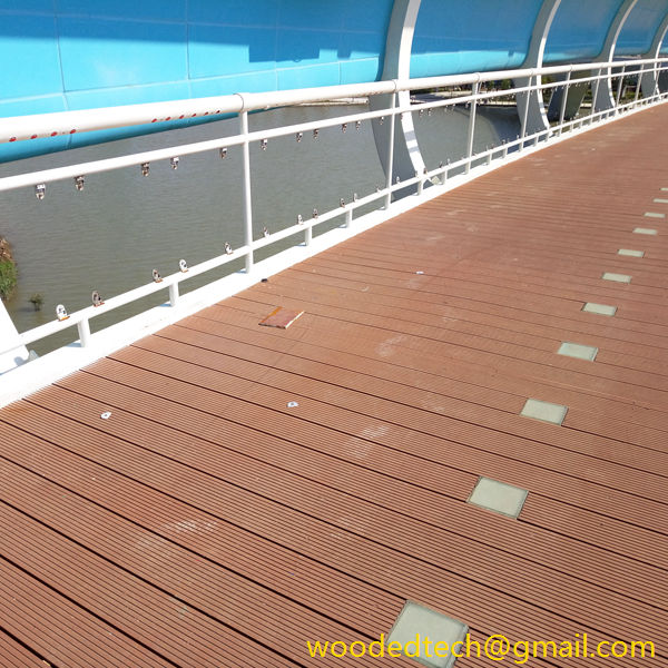 Red composite deck boards have beautiful effects and fresh texture