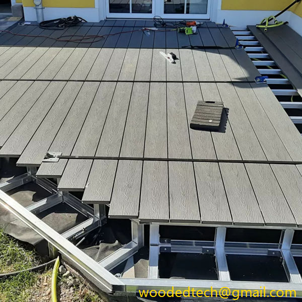 The outdoor floor constructed by the pedestal raised floor system is strong and durable.