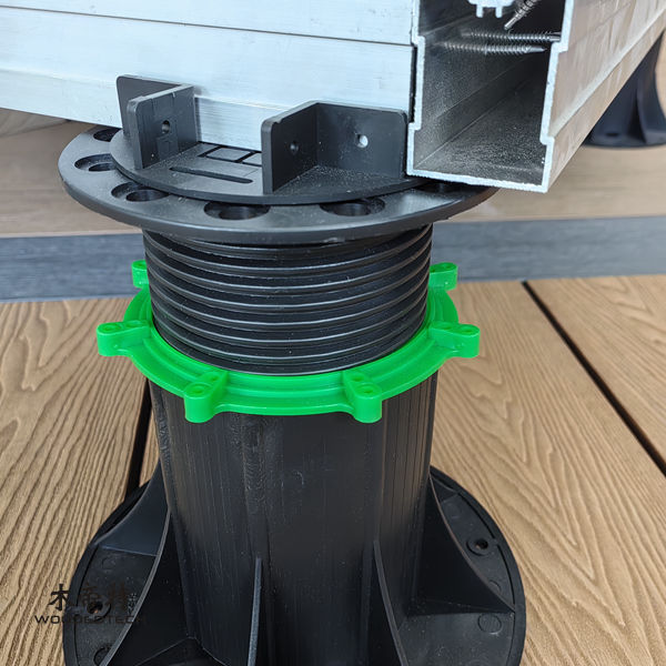 Pedestales de suelo elevados para crear superficies exteriores estables y duraderas en sus proyectos