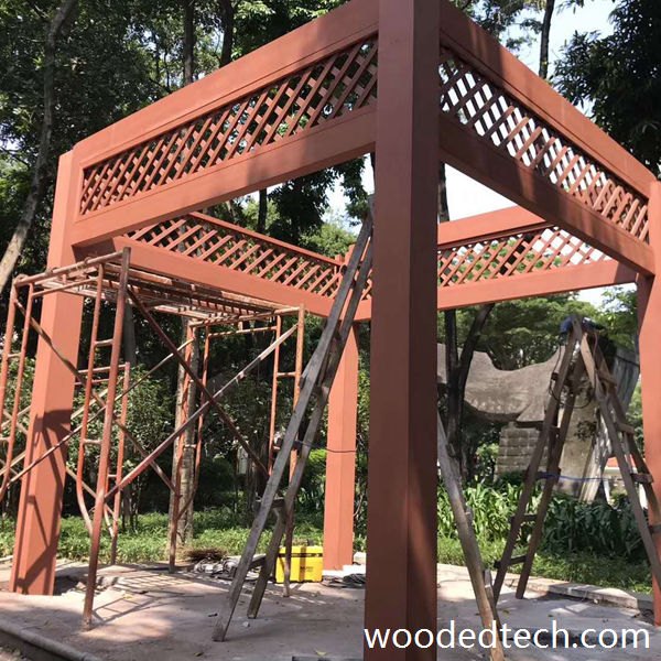 Pergola in WPC a soffitto per una copertura esterna elegante e funzionale