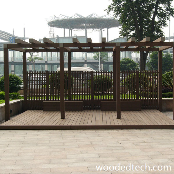 Scoprite l'eleganza della pergola in legno composito con traliccio in legno e plastica con garanzia estesa per la massima tranquillità.