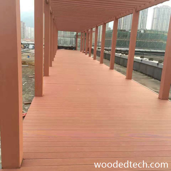 Loggia WPC in legno termico per spazi esterni ad alta efficienza energetica