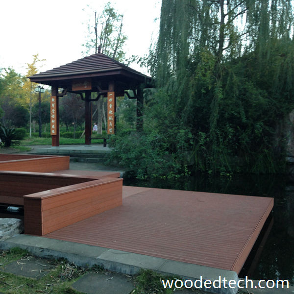 Il legno composito di Bower è utilizzato per migliorare il giardino in modo versatile ed ecologico.