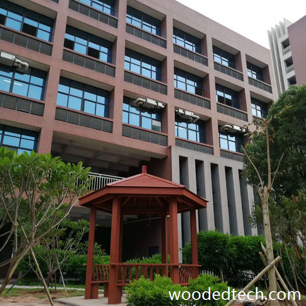 具有現代和自然美感的陽台木塑花園