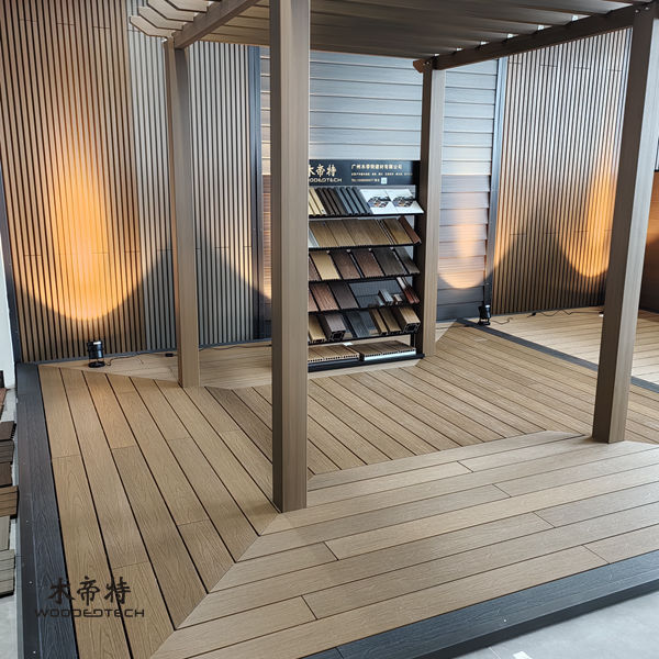 Schermi a traliccio in legno e plastica Woodedtech per privacy e stile