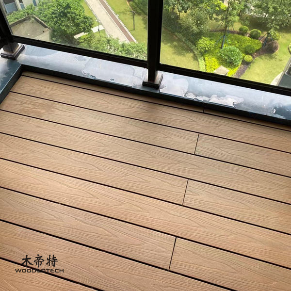 Verbessern Sie Ihre Terrasse mit Woodedtechs stilvollen und langlebigen Bodenbelagslösungen für den Außenbereich