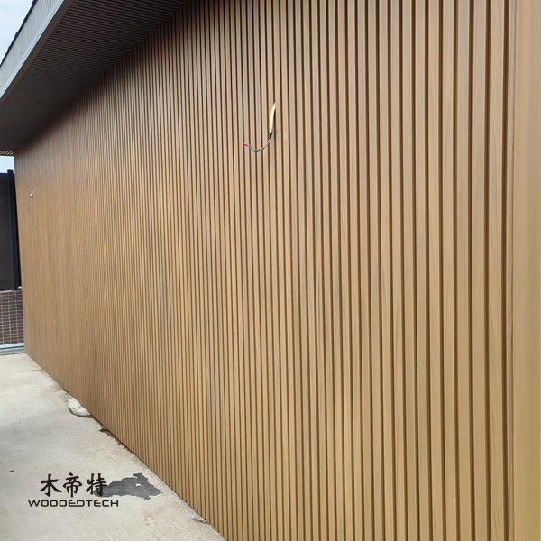 Treillis en composite bois-plastique pour un support durable des plantes grimpantes et la décoration paysagère