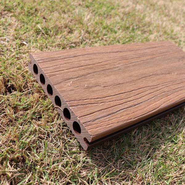Houten versus composiet terrasplanken: welk materiaal is beter voor langdurig gebruik?